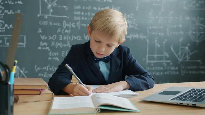 Cuidar da saúde de crianças com altas habilidades é, acima de tudo, cuidar do futuro. Quando a avaliação precoce considera tanto as demandas cognitivas quanto as emocionais, cria-se um ambiente favorável para que o potencial se desenvolva sem prejuízo do bem-estar (Foto: Vitaly Gariev/Unsplash )