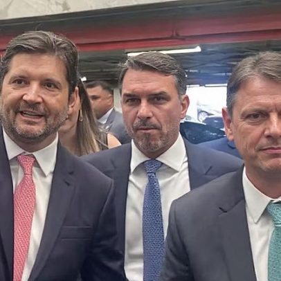 Tarcísio e Flávio discutem eleição em SP após candidatura do filho de Bolsonaro