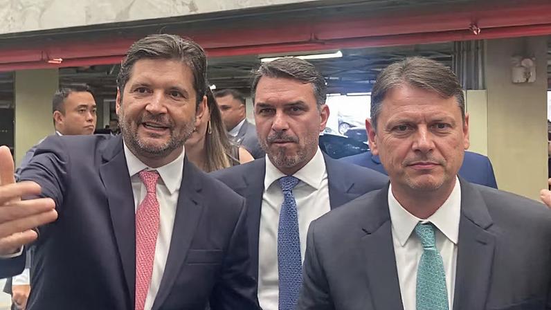 André do Prado, Flávio Bolsonaro e Tarcísio de Freitas participam na Alesp de homenagem a Valdemar Costa Neto — Foto: Cristiane Agostine/Valor