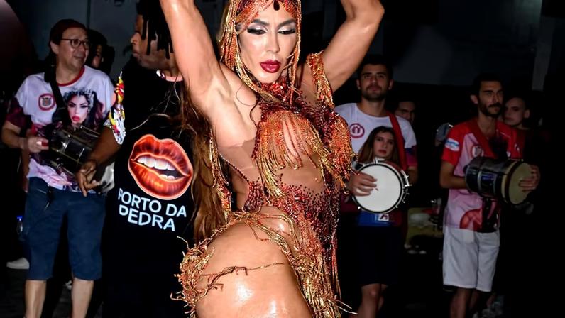 Rainha das Supercoxas exibe músculos e bronzeado em look revelador
