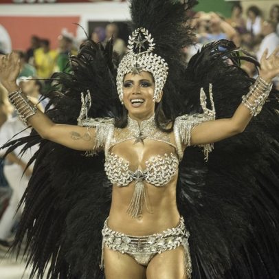 Anitta explica se voltaria a desfilar por escola de samba no Carnaval