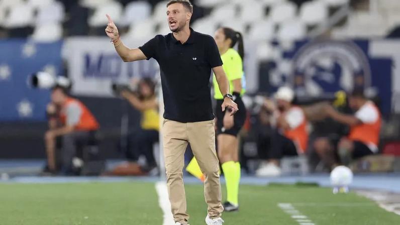 Martin Anselmi em campo no jogo entre Botafogo e Cruzeiro, pelo Brasileirão (Foto: Vitor Silva/BFR)
