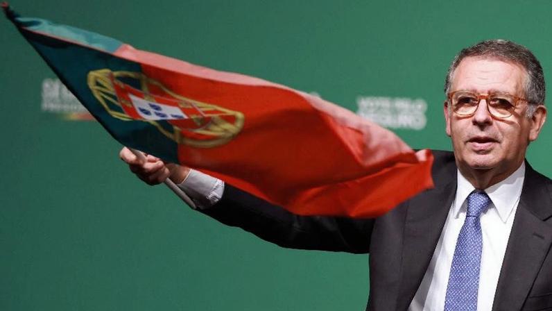 Antônio José Seguro com a bandeira de Portugal durante campanha presidencial