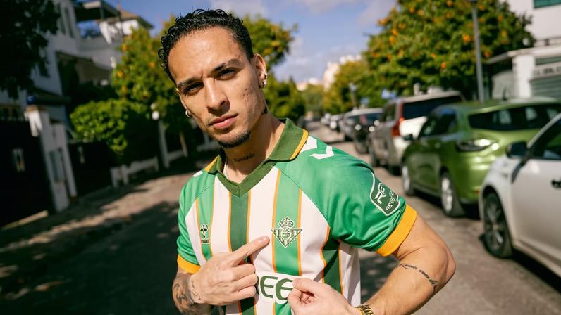 Antony foi modelo da nova camisa sustentável do Betis — Foto: Divulgação / Betis