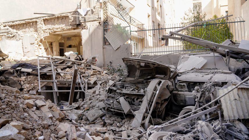 Restos de escombros após um ataque conjunto israelense-americano em Teerã, Irã, sábado, 28 de fevereiro de 2026 — Foto: Amir Kholousi/AP