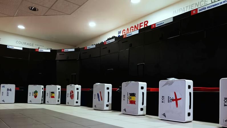 Endrick presentou elenco do Lyon com kits de videogames — Foto: Reprodução/Instagram