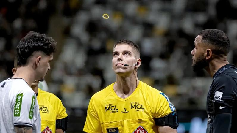 Dirigente do Atlético-MG questiona arbitragem e cita erros graves