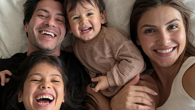 Arthur Aguiar com os filhos e a namorada — Foto: Reprodução/Instagram