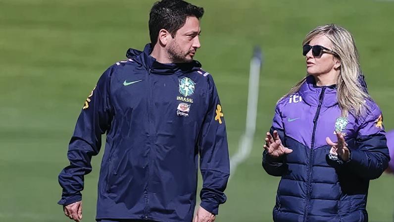 Arthur Elias, técnico da Seleção, e Cris Gambaré, coordenadora técnica de Seleções Femininas