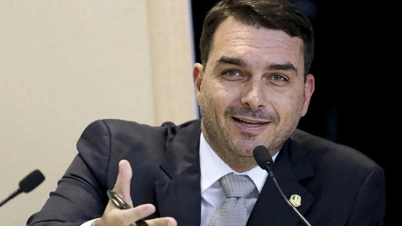 Senador Flávio Bolsonaro critica presidente Lula sobre uso de inteligência artificial.