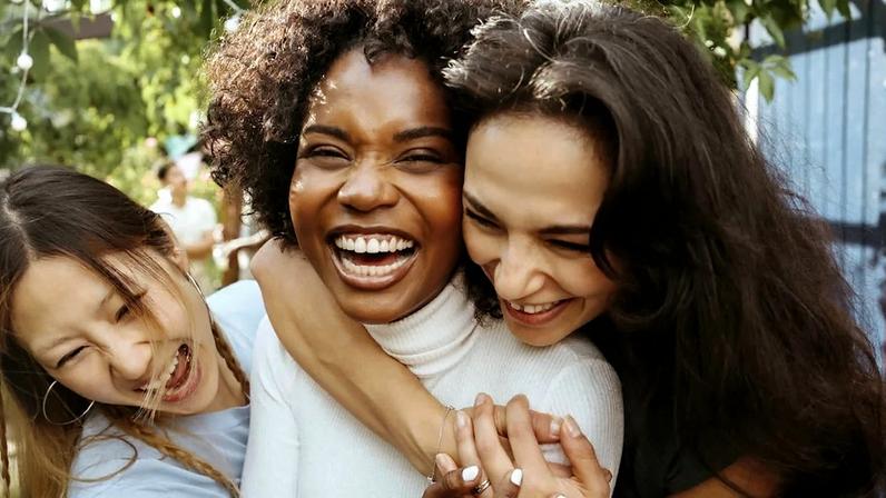 Ideias para comemorar o Galentine's Day e valorizar amizades femininas.
