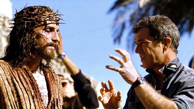 Mel Gibson e arcebispo Viganò no set da sequência A Ressurreição de Cristo.