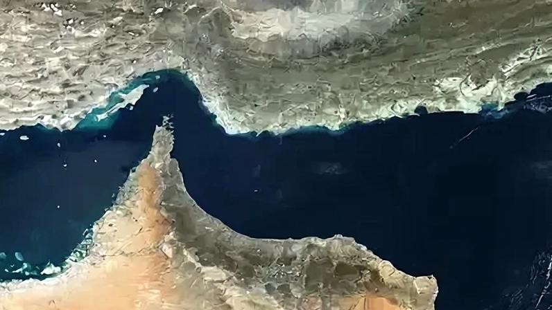 Estreito de Ormuz fechado por Irã após ofensivas dos Estados Unidos e Israel.