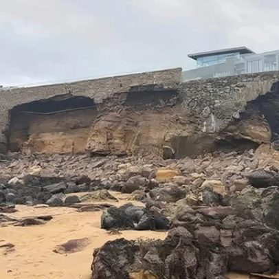 Muro de contenção sob casa de estilo californiano é gravemente danificado por ondas