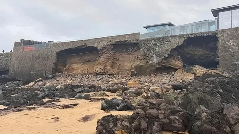 Muro de contenção sob casa de estilo californiano é gravemente danificado por ondas