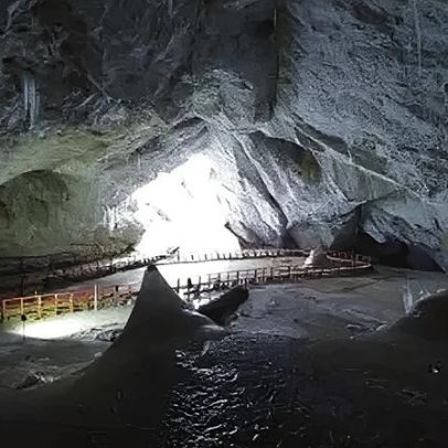 Bactéria preservada em gelo de caverna por 5 mil anos resiste a antibióticos