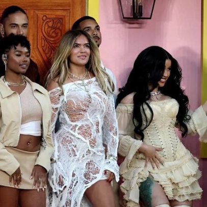 Interlúdio do Super Bowl de Bad Bunny teve Karol G, Cardi B e La Casita