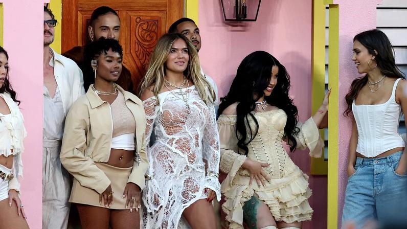 Interlúdio do Super Bowl de Bad Bunny teve Karol G, Cardi B e La Casita