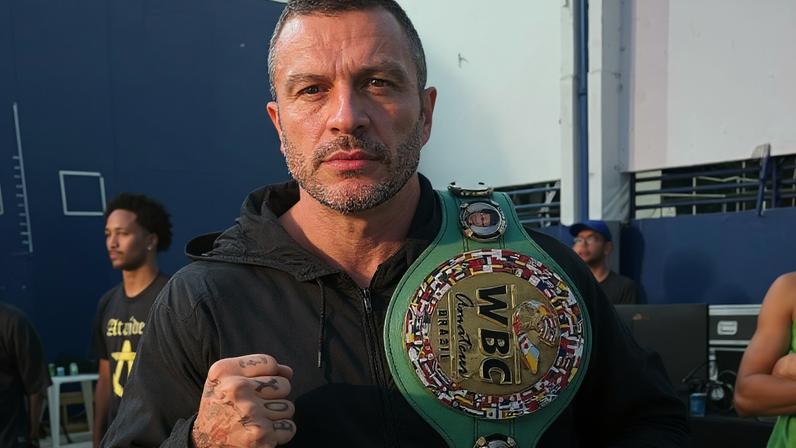 Kleber Bambam com cinturão da WBC (Foto: Divulgação)