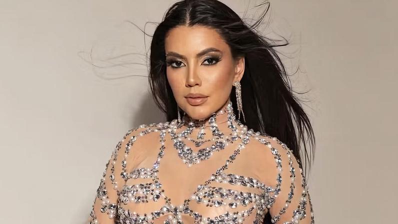 Fernanda Bande, musa do Salgueiro, desfila com pele nude e muito brilho