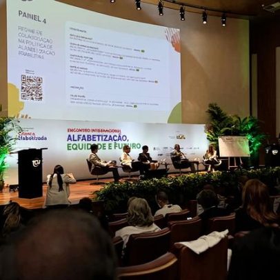 Debate sobre política e direito à alfabetização em encontro