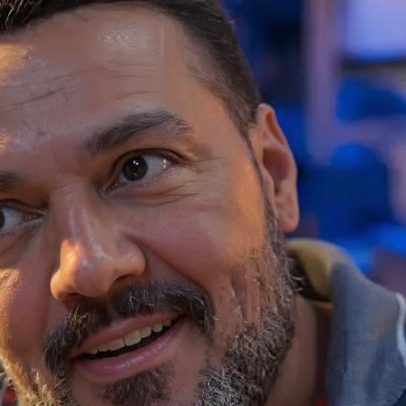 Ator de Três Graças posa com Belo e faz autodeboche