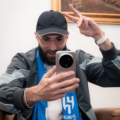 Benzema posa com as cores do Al-Hilal e conhece o elenco