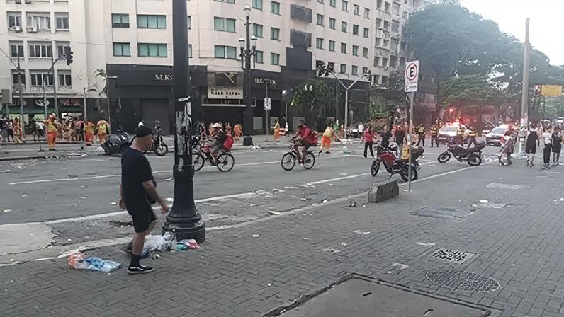 Blocos são dispersados no centro de SP e no Ibirapuera