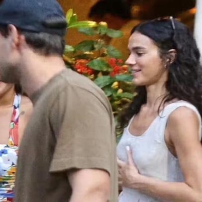 Bruna Marquezine almoça com amigos no Rio aos domingos