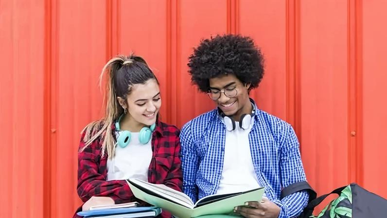 Instituto distribui bolsas com auxílio mensal e apoio psicológico