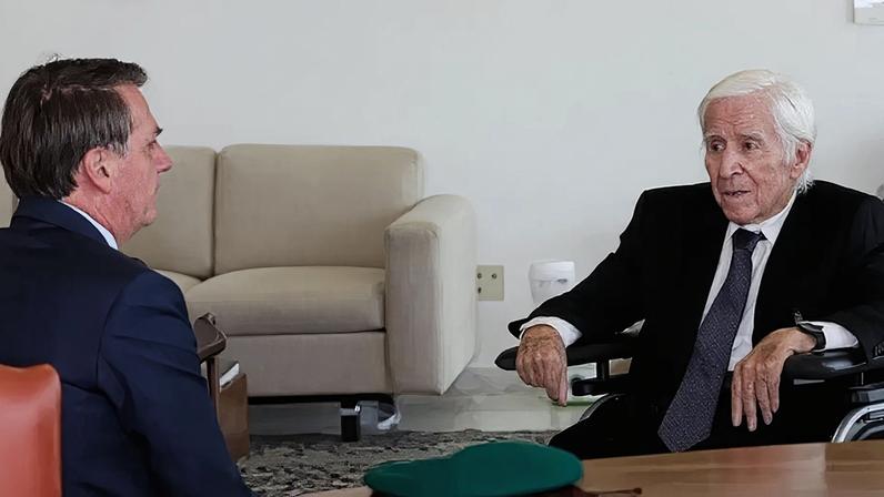 Presidente Jair Bolsonaro e Sebastião Curió, o Major Curió, durante encontro no Planalto — Foto: Facebook do senador Chico Rodrigues (DEM-RR)