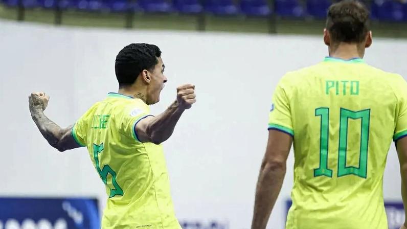 Cleber comemora gol em Brasil x Chile pela Copa América de futsal (Foto: Staff Images / CB)