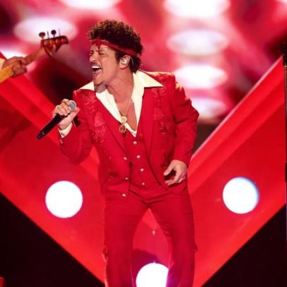 Bruno Mars aposta em estilo Philly na performance de 'I Just Might' Grammy 2026