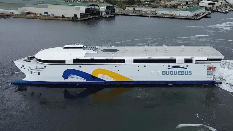 O ferry, que exigiu um investimento de US$ 200 milhões, tem capacidade para transportar 2.100 passageiros, 226 veículos e 3.000 metros quadrados de área de lazer