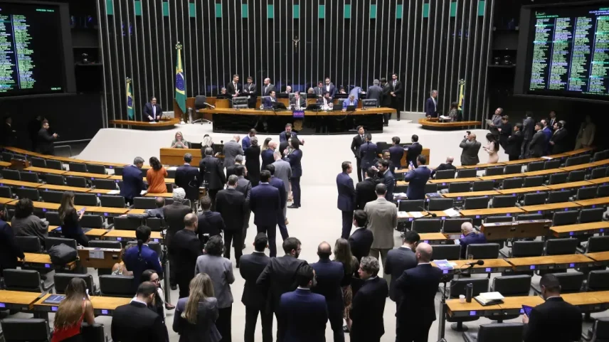 Sessão da Câmara que aprovou projetos de um acordão com o governo. (Foto: Kayo Magalhães/Câmara dos Deputados)