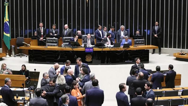 Congresso aprova reajuste e gratificação de até 100% para servidores da Câmara