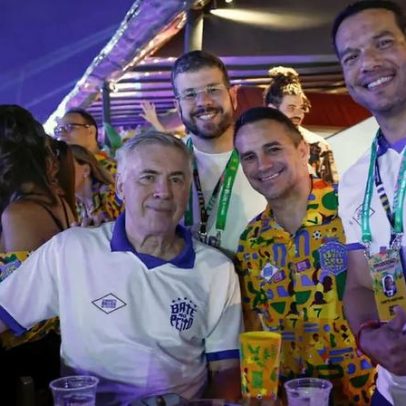 Ancelotti acompanha desfiles e encontra Ronaldo na Sapucaí; veja fotos