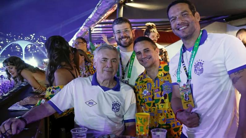 Ancelotti acompanha desfiles e encontra Ronaldo na Sapucaí; veja fotos