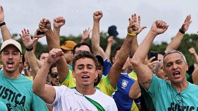 Caminhada de Nikolas se converteu em palanque para família Bolsonaro