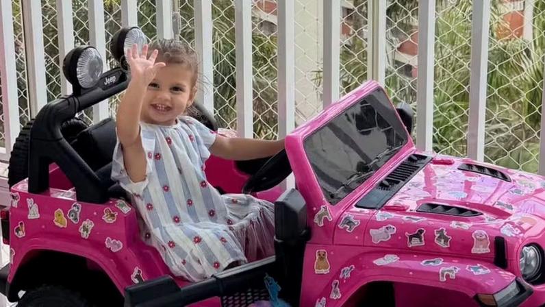 Helena, filha de Neymar e Amanda Kimberlly, em novo carro rosa — Foto: Reprodução/Instagram