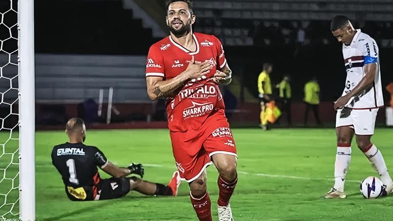 Felipe Azevedo comemora o gol heroico que valeu a classificação do Capivariano sobre o Botafogo-SP pelo Paulistão