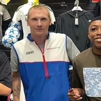 Ex-jogador do Barcelona admite depressão e revela trabalho em loja de material esportivo.