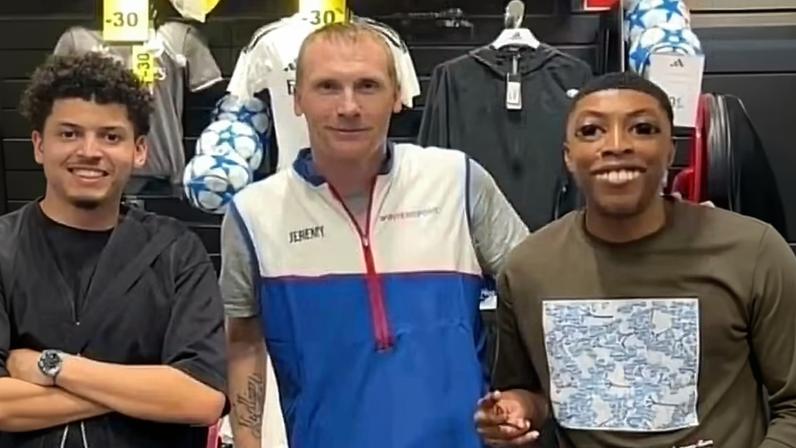 Ex-jogador do Barcelona admite depressão e revela trabalho em loja de material esportivo.