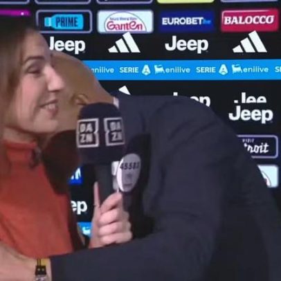 Técnico da Juventus beija ombro de repórter para reclamar de lance com VAR
