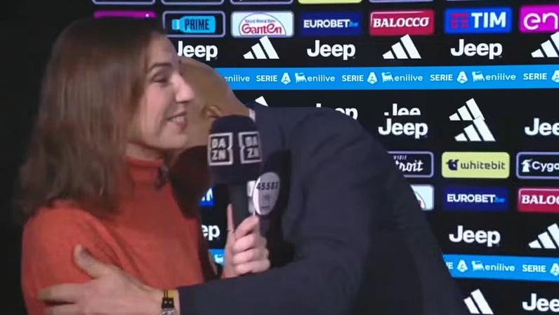 Técnico da Juventus beija jornalista em entrevista ao reclamar sobre VAR — Foto: Reprodução
