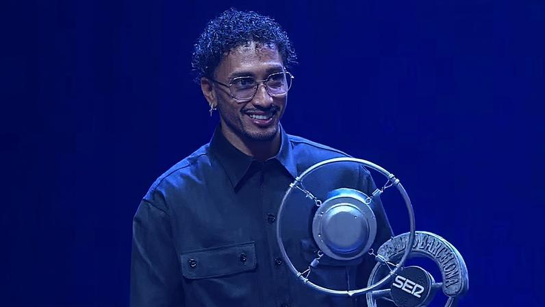 Raphinha recebeu o prêmio de Atleta do Ano de 2025, da rádio Cadena SER — Foto: Reprodução / Cadena SER