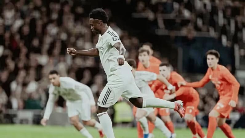 Vinícius Júnior homenageia Jorginho, do Flamengo, após imitar o estilo de cobrança de pênalti do volante — Foto: Reprodução/Instagram