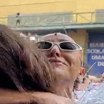 Sabrina Sato celebra título da Viradouro e dá selinho em Juliana Paes