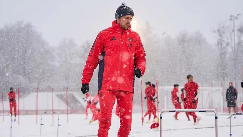 Bayern de Munique treina sob forte nevasca — Foto: Bayern de Munique