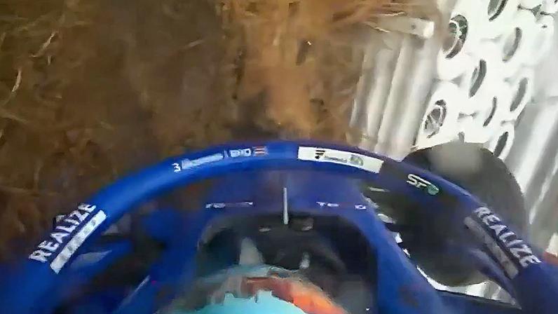 Piloto da Williams bate forte e capota em teste no Japão; veja